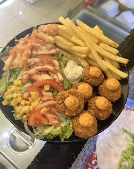 Assiette de falafels avec frites et salade