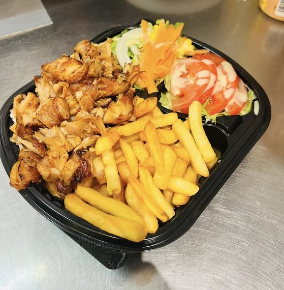 Assiette de poulet grillé et frites avec salade