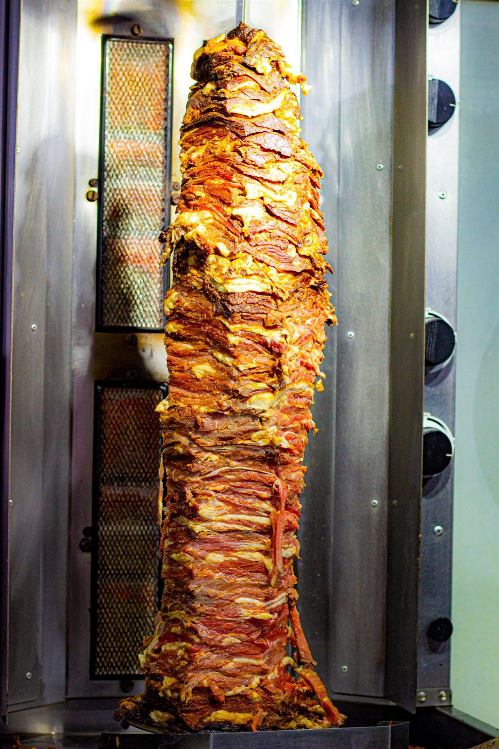 Broche de viande de kebab dorée