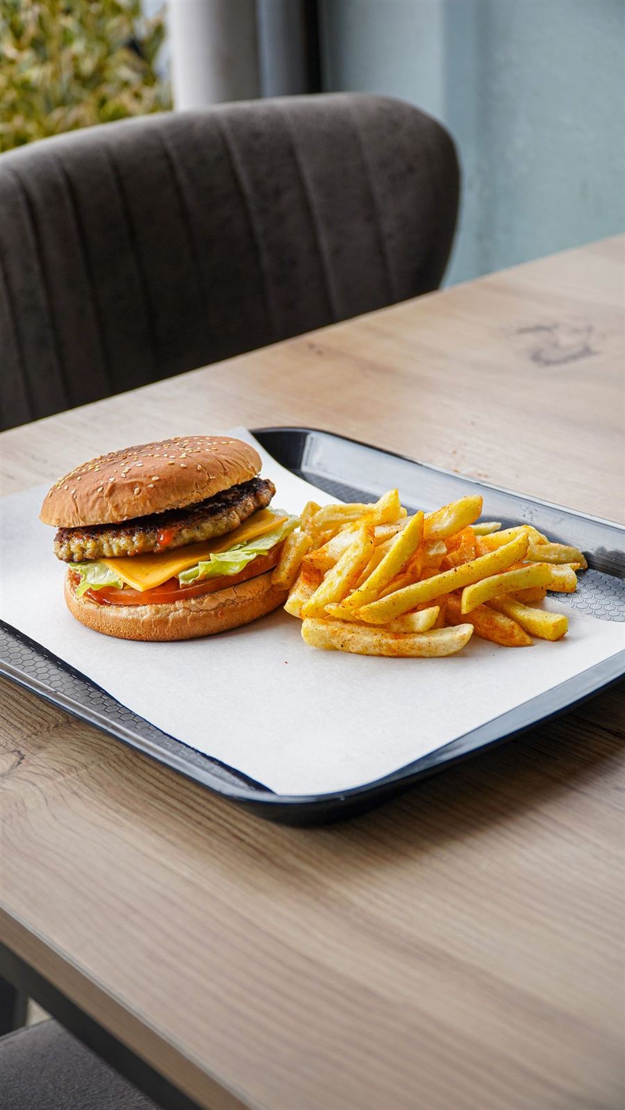 Burger et frites servis sur un plateau