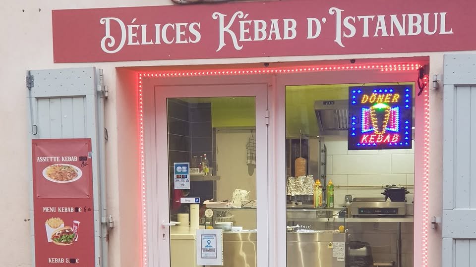 Façade rouge du restaurant avec l'enseigne Délices Kebab d'Istanbul