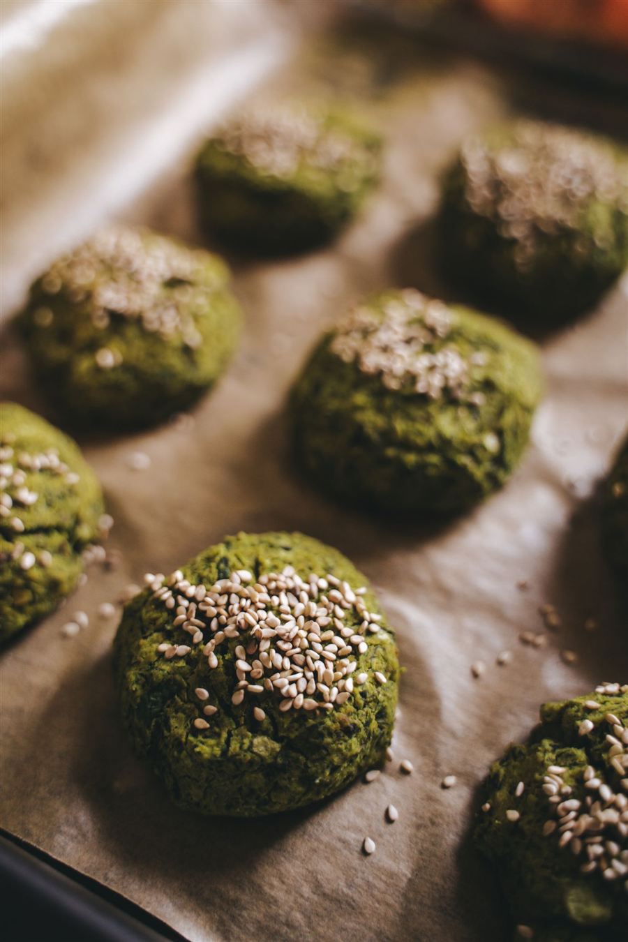 Falafels verts saupoudrés de sésame
