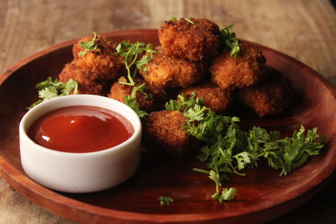 Assiette de nuggets dorés avec une sauce rouge